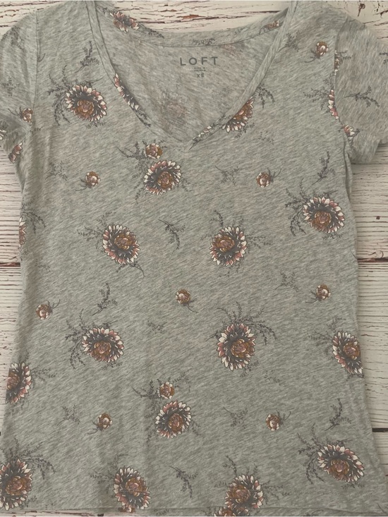 LOFT Tops - LOFT Gray Floral V-Neck Short Sleeve Tee with purple, mauve, peachy blooms